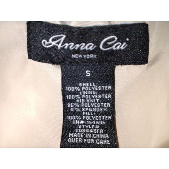 Women's small puffer jacket. Beige. Anna Cai. Full zippered. High collar. - Picture 3 of 4